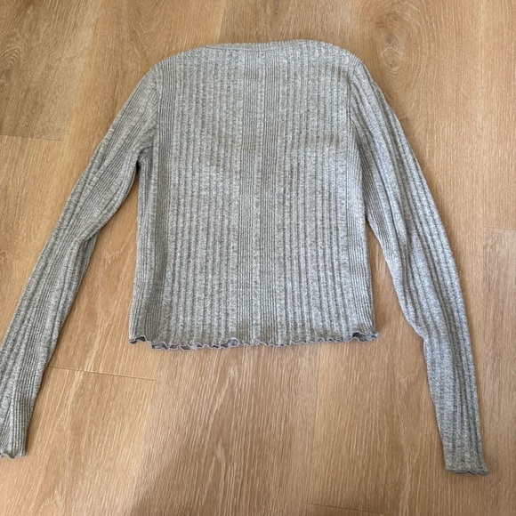 Aeropostale Long Sleeve Gray Knit Crop Top Size M low neck button detail - Picture 9 of 9